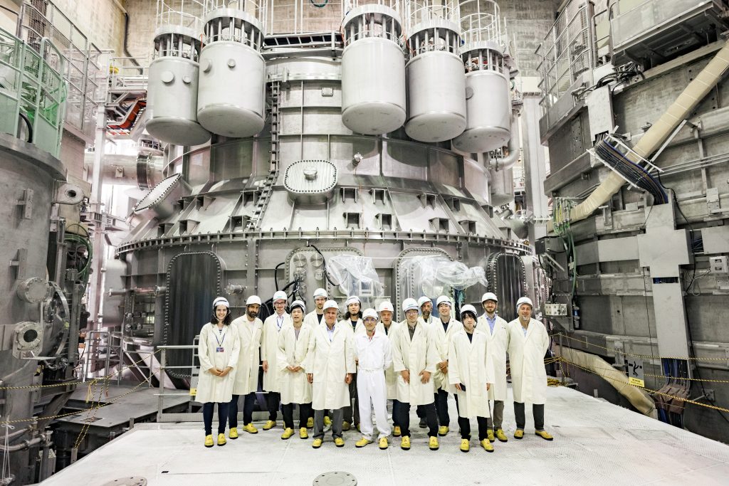 Najväčší experimentálny reaktor jadrovej fúzie tokamak na svete je v prevádzke